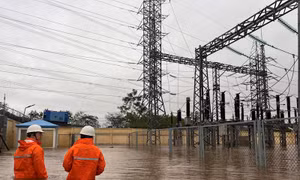 Báo động: Trạm biến áp 110kV Thường Tín bị cô lập hoàn toàn, ngập trong nước sâu trên 1m