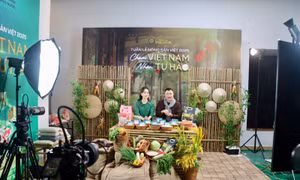 Nghệ sĩ Tự Long livestream 'chốt đơn' gạo ngon nhất thế giới ST25