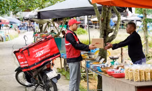 Chỉ cần vài chạm trên điện thoại, 'shipper' đến tận nhà lấy hàng 