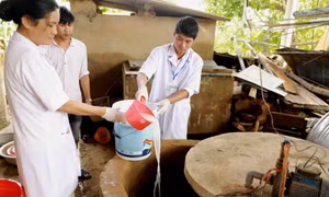 Xử lý môi trường tại các tỉnh miền Trung sau lũ lụt