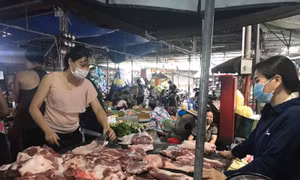 Hà Nội ngày đầu giãn cách toàn xã hội: Hàng hoá chợ dân sinh dồi dào, cơ bản không tăng giá
