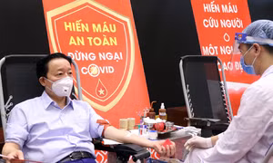 Bộ trưởng Trần Hồng Hà cùng cán bộ, nhân viên Bộ Tài nguyên và Môi trường hiến máu tình nguyện