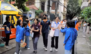 Tuyển sinh lớp 10 tại Hà Nội: Tình nguyện viên hỗ trợ phụ huynh và thí sinh