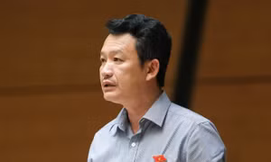 Dù khu vực công hay tư, lương của người lao động phải đủ sống