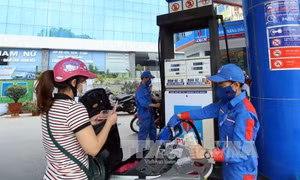Mỗi lít xăng giảm hơn 1.000 đồng từ 15 giờ 10/12