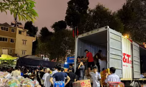 Xuyên đêm lên hàng, mong bà con vùng lũ thêm vững vàng