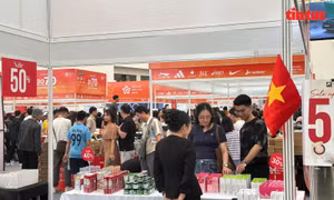 Lượng khách đông kỷ lục tại Hội chợ Mùa Thu lần thứ nhất 2025
