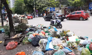 Hà Nội ngập trong rác thải vì dân chặn xe vào bãi rác Nam Sơn