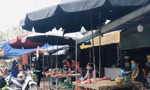 Mùng 7 Tết: Thịt, rau đầy sạp giá ổn định, tôm tươi khan hàng ‘đội giá’ gấp đôi