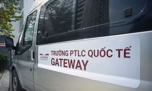 Xe ô tô gắn mác 'Trường PTLC quốc tế Gateway' đâm xe bồn dừng đèn đỏ