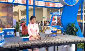  Tiếng đàn đá Tây Nguyên ngân vang giữa Hội chợ Mùa Thu 2025