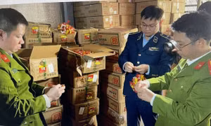 Phát hiện trên 13 tấn thực phẩm bao gói sẵn có dấu hiệu nhập lậu tại Hà Nội