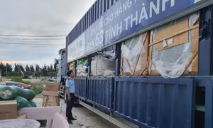 Tạm giữ trên 3.200 chai nước hoa có nhiều dấu hiệu vi phạm