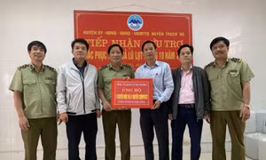 Tổng cục QLTT trao tặng 6 thuyền phục vụ cứu hộ lũ lụt cho Hà Tĩnh