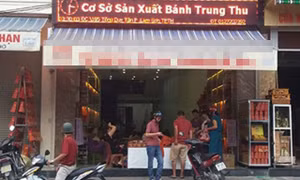 Đi mua bánh trung thu cùng con trai 5 tuổi, bố bị chém dã man