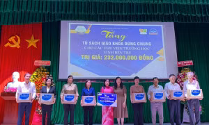 Nhà xuất bản Giáo dục Việt Nam tặng 1.000 tủ sách giáo khoa dùng chung