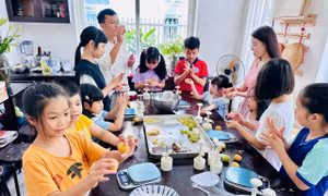 Vừa học làm bánh Trung thu, vừa hướng tới trẻ em vùng lũ