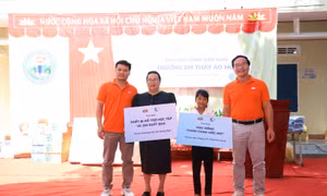 Chung tay mang niềm vui đón năm học mới đến trẻ em vùng núi Quảng Ngãi