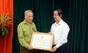 Bộ trưởng Bộ GD&ĐT trao bằng khen cho thí sinh cao tuổi nhất kỳ thi tốt nghiệp THPT 2022