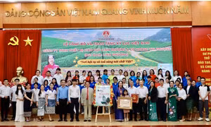 Gần 1.000 người yêu chữ đẹp tạo nên kỷ lục độc bản viết tay lớn nhất Việt Nam
