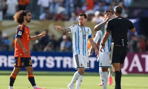 Messi bị chỉ trích vì hành động 'đòi thẻ đỏ' ở chung kết World Cup 2026