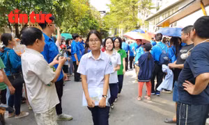 Thi lớp 10 Hà Nội: Vẫn có thí sinh mang điện thoại vào phòng thi 