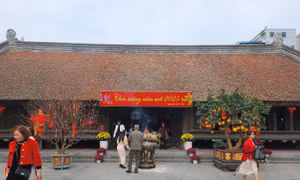 Khách thập phương chiêm bái ngôi đình gần 300 năm tuổi 