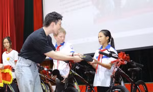 Ca sĩ Erik trao quà tặng cho các em học sinh giỏi vượt khó