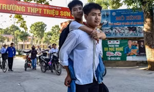 Nam sinh Thanh Hoá cõng bạn 10 năm hài lòng với kết quả đỗ vào ĐH Y Dược Thái Bình