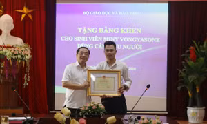 Bộ trưởng Bộ GD&ĐT tặng bằng khen cho sinh viên Lào dũng cảm cứu người 