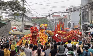 Hàng ngàn người tưng bừng tới Đền Đô ngày chính hội