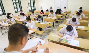 Thí sinh thi lớp 10 Hà Nội làm thủ tục dự thi vào sáng 6/6