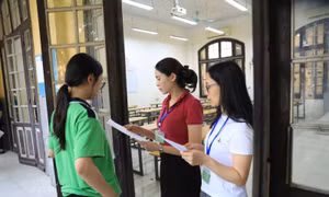 Thi lớp 10 Hà Nội: Thí sinh bắt đầu làm bài môn thi Ngữ văn 
