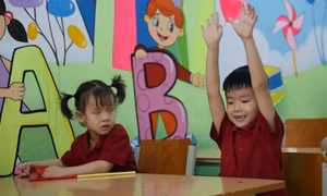 Xúc động trong lễ khai giảng của học sinh khiếm thị