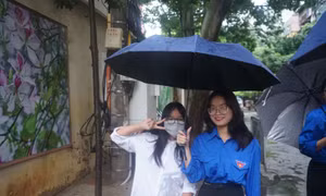 Học sinh Hà Nội đội mưa đến trường thi môn Toán