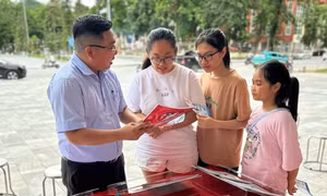 Sôi động thị trường sách giáo khoa online 