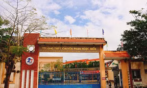Kỷ luật hiệu phó yêu cầu học sinh ăn đồ ăn đã bỏ vào thùng rác