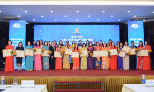 Bộ trưởng Nguyễn Kim Sơn trao Bằng khen của Bộ Giáo dục và Đào tạo cho 400 nhà giáo tiêu biểu năm 2022 
