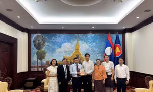 Trao tặng bộ sách học tiếng Việt tới Đại sứ quán Lào tại Việt Nam