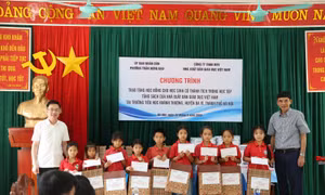 Trao học bổng, tặng sách nâng bước học sinh khó khăn tới trường