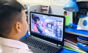 Nỗi lòng phụ huynh có con học lớp 1 trực tuyến 