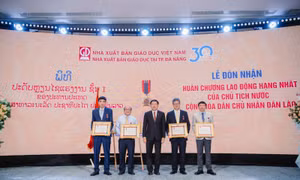 Nhà xuất bản Giáo dục tại TP.Đà Nẵng đón nhận Huân chương Lao động hạng Nhất 