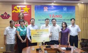 Nhà xuất bản Giáo dục Việt Nam trao tặng hơn 17.000 cuốn SGK cho học sinh Nghệ An