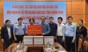 Bộ Giáo dục và Đào tạo trao tặng gần 10 tỷ đồng cho ngành giáo dục 4 tỉnh miền Trung