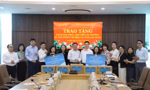 NXB Giáo dục Việt Nam hỗ trợ gần 18.000 bản sách giáo khoa cho tỉnh Cao Bằng