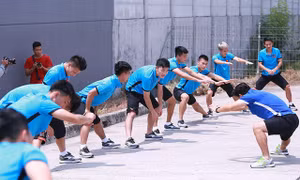 ASIAD 2018: Olympic Việt Nam đi bộ qua đường, tập ở sân bê tông giữa trời nắng