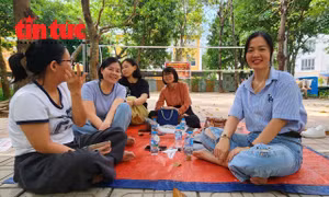 Thi lớp 10 Hà Nội: Phụ huynh đợi con ngoài phòng thi dưới trời oi bức 