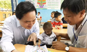 Bộ trưởng Phùng Xuân Nhạ gửi lời chia buồn tới gia đình và nhà trường học sinh Đinh Văn K’rể 