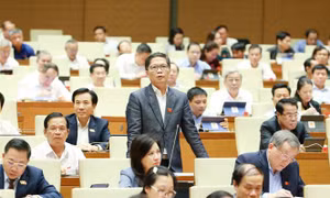 Bộ trưởng Bộ Công Thương Trần Tuấn Anh trả lời chất vấn những vấn đề đại biểu Quốc hội nêu. Ảnh: Phương Hoa - TTXVN