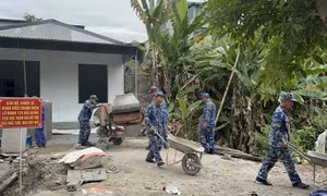Lữ đoàn 170 Hải quân hỗ trợ xây nhà mới cho con đẻ người nhiễm chất độc da cam 